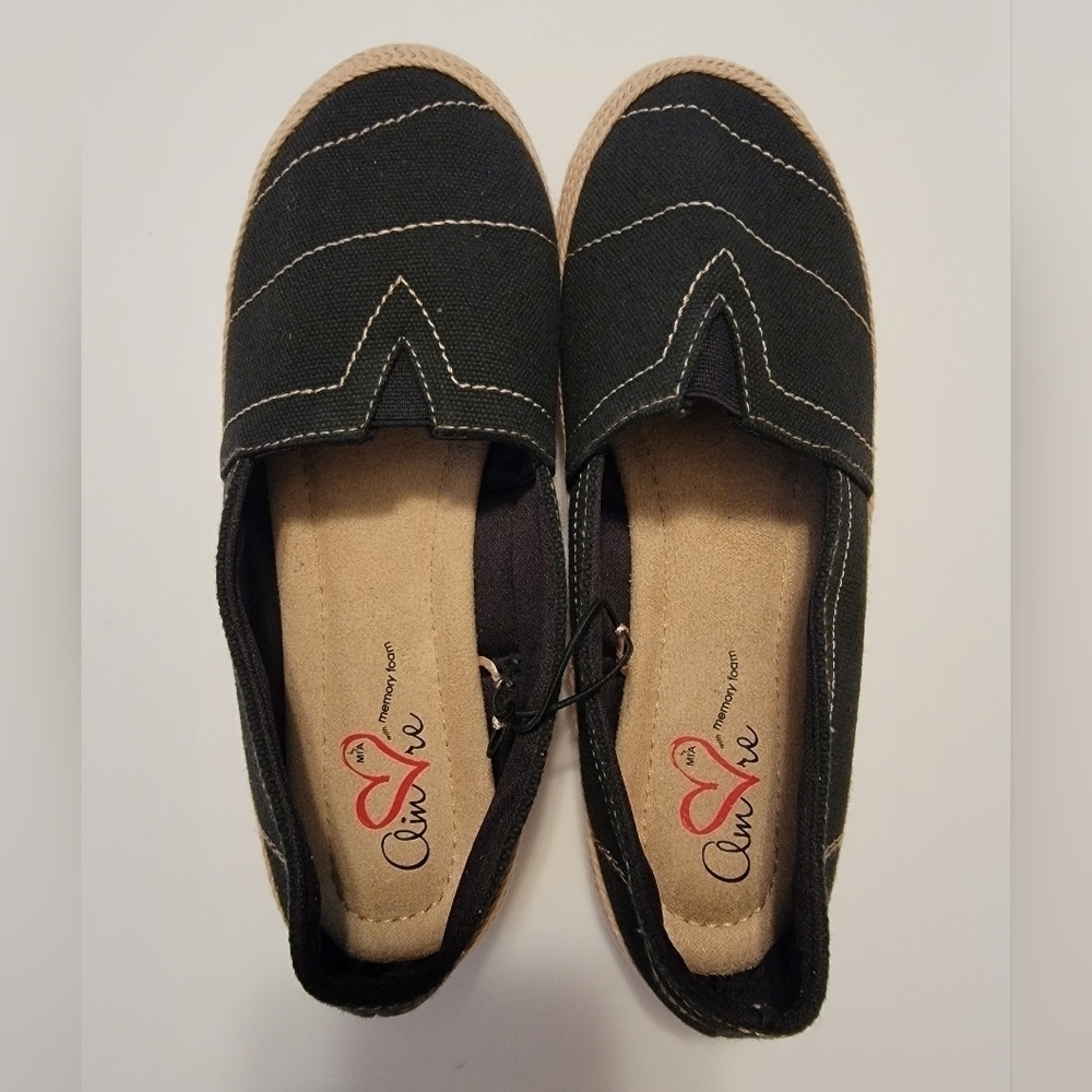 NWOT Mia Amore Slip On Canvas Shoes